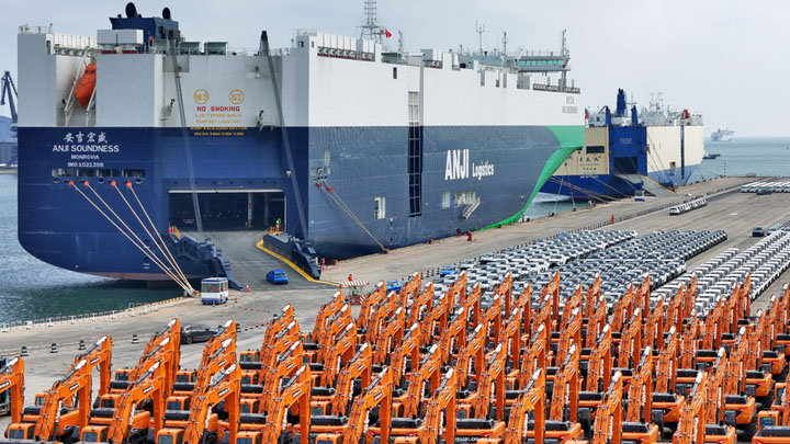 山东烟台：港口赋能 国产汽车顺畅“出海”