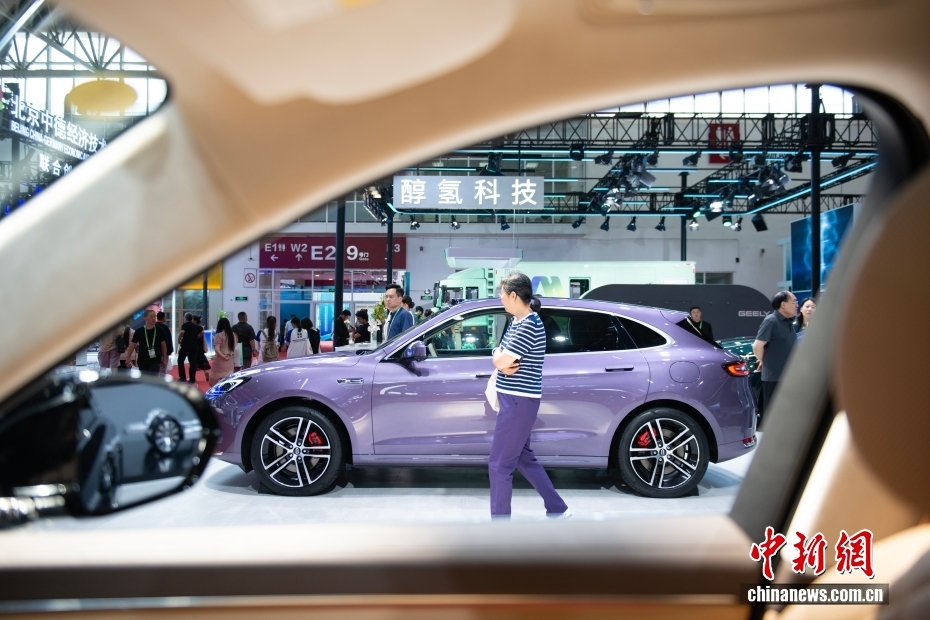 图为观众在问界汽车展台参观新能源汽车。 中新网记者 李骏 摄