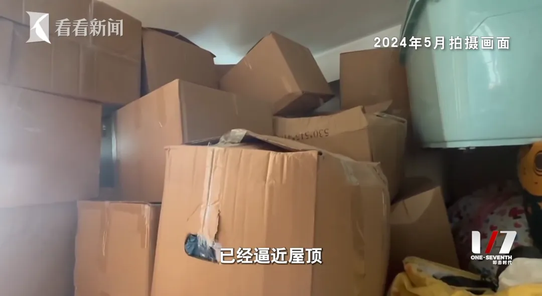 66岁独居老人为拒绝借钱，网购花费200万塞满两套房，只能睡在快递堆插图3
