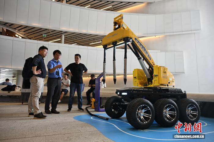 图为展示的全地形智慧振捣机器人。中新网记者 李志华 摄