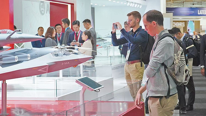 歼-35A海外首展，歼-10CE低调“赴约”，中国明星战机组团亮相巴黎航展