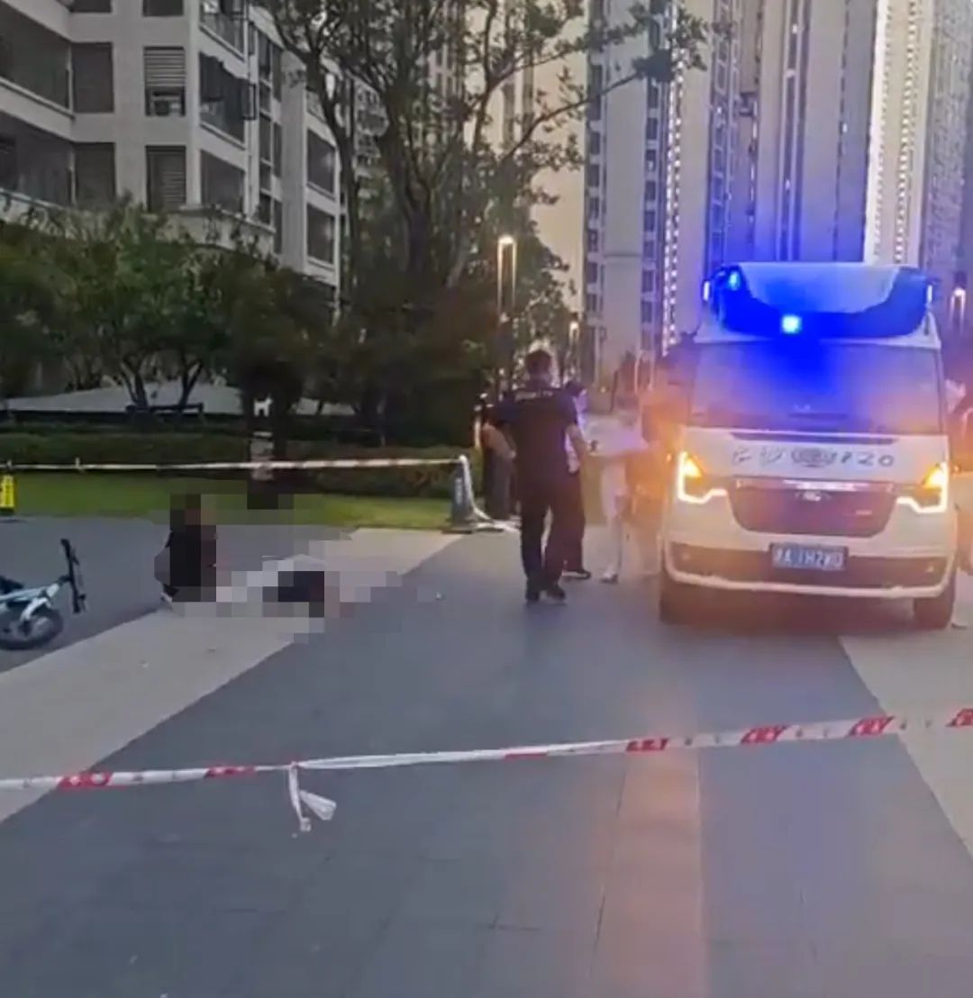 疑似玻璃擦从40多层高楼坠落，女子当场被砸倒地致右眼摘除！多方发声插图2