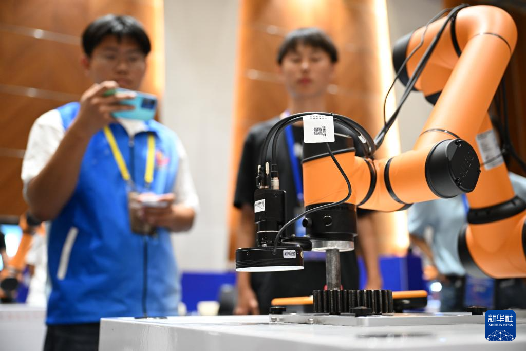 9月14日，参赛选手在比赛中。 9月14日，2025年中国大学生机械工程创新创意大赛智能精密装配赛京津冀鲁联赛在河北省石家庄市栾城区航空中心举行。本次联赛吸引了来自清华大学、北京理工大学、河北科技大学等数十所高校、近百支队伍参赛。比赛设置实操调试与答辩汇报两个环节，旨在突出智能装备与传统工艺在实践中的融合创新应用，深度考察参赛者对跨领域技术整合的掌握程度，全面考察学生的创新思维与技术应用能力。 新华社记者 牟宇 摄pagebreak