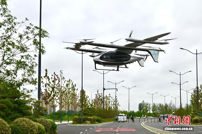 9月18日上午，中国自主研发的2吨级大型货运eVTOL航空器——峰飞航空凯瑞鸥，搭载数百公斤新鲜蓝莓汁及快递包裹，经过约1小时的飞行，从安徽省怀宁县抵达合肥市瑶海区，完成吨级以上eVTOL航空器陆地跨城低空无人货运飞行任务。目前，合肥市常态化运行的低空物流航线已达98条。中新社记者 韩苏原 摄