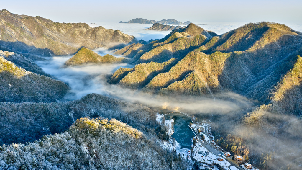 湖北神农天池景区云海翻涌