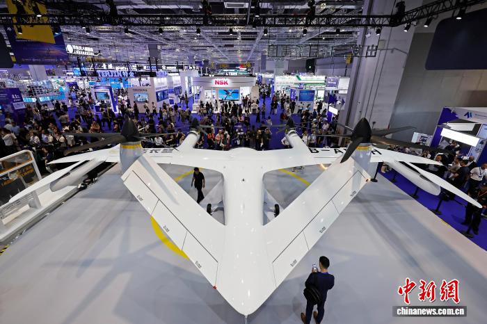 7月23日，观众参观沃飞长空倾转旋翼构型载人eVTOL航空器。中新社记者 殷立勤 摄