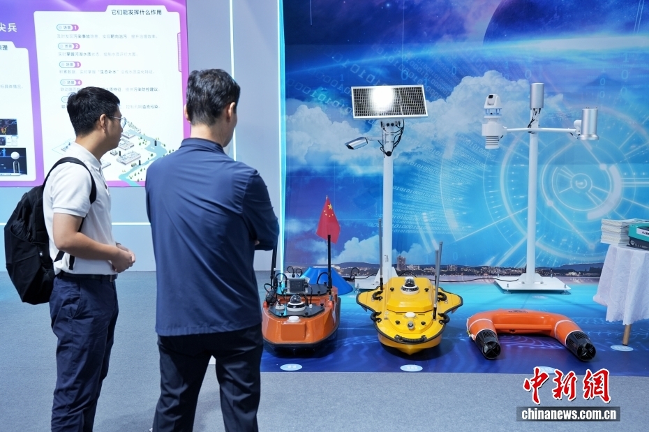 中新社记者 张祥毅 摄 9月11日，在北京举行的2025年服贸会北京水务科技创新展区，水体监测和清洁设备吸引观众。据了解，该展区总面积超800平方米，设置滨水空间、数智水务、健康水业及水利水电工程建设四大板块，集中展示北京水务在科技领域的技术突破与示范应用。