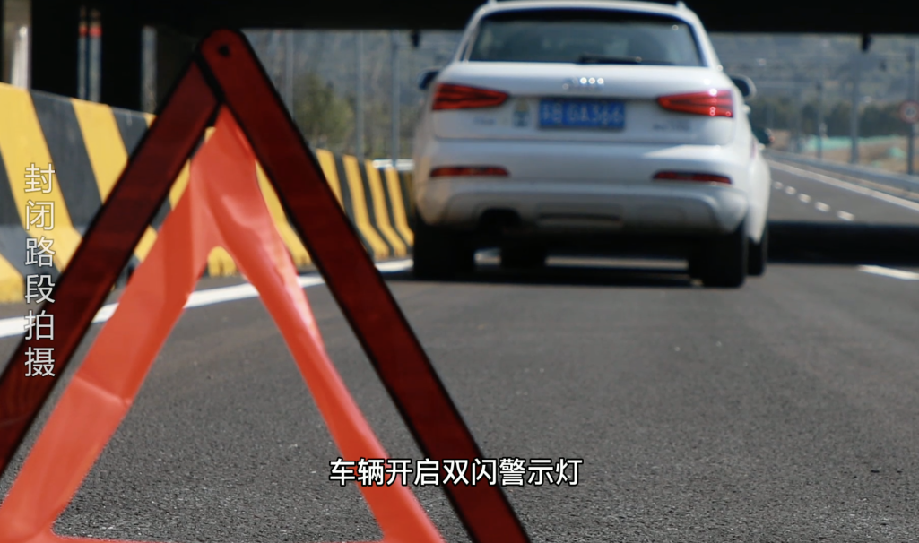 高速3车追尾，警车刚停稳不到20秒又被撞……插图1