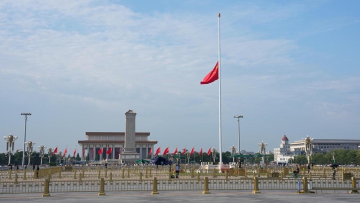 天安门下半旗悼念朱镕基同志