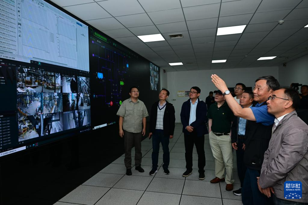 专家组在聚变堆主机关键系统综合研究设施“夸父”（CRAFT）偏滤器原型部件测试现场（10月13日摄）。 10月13日上午，聚变堆主机关键系统综合研究设施“夸父”（CRAFT）取得重要进展——偏滤器原型部件顺利通过专家组测试与验收。 测试结果显示，该部件稳态热负荷能力达到20兆瓦/平方米，靶板面向等离子体表面邻接误差小于1毫米，标志着我国自主设计的国际尺寸最大、热负荷最高的偏滤器原型部件研制成功。 新华社记者 周牧 摄pagebreak