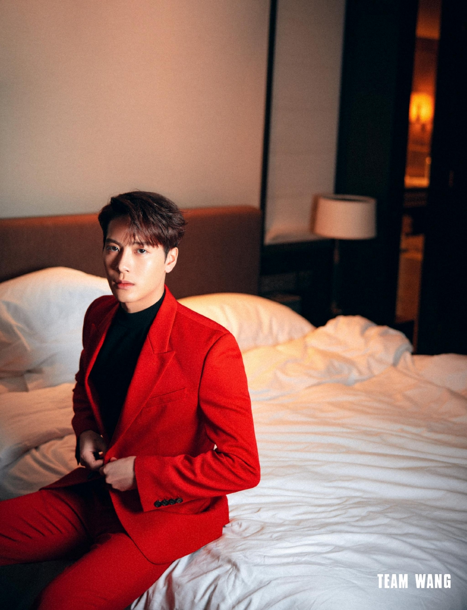 王嘉尔身着红色西装高级又优雅