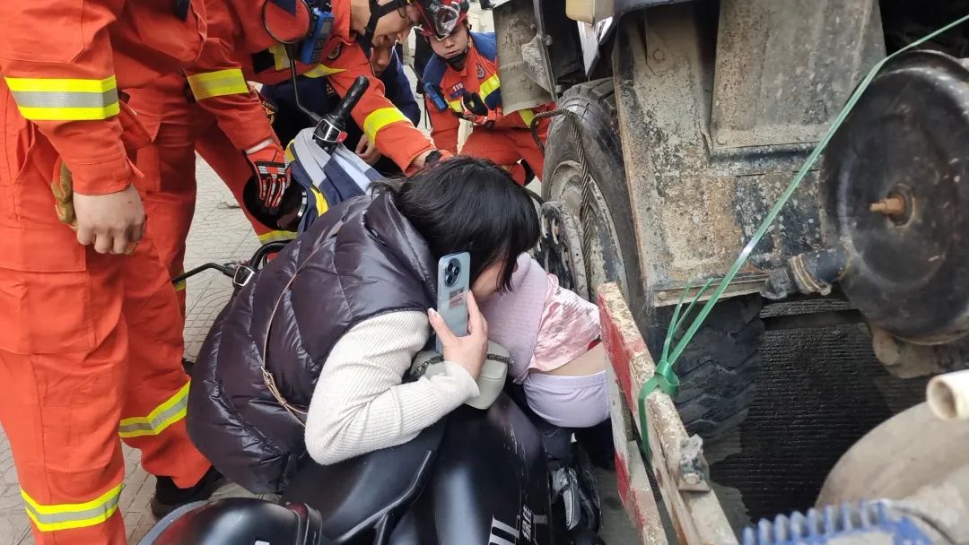 幼童躺街上玩耍被碾压身亡！这些暑期避险常识家长得让娃知道插图2