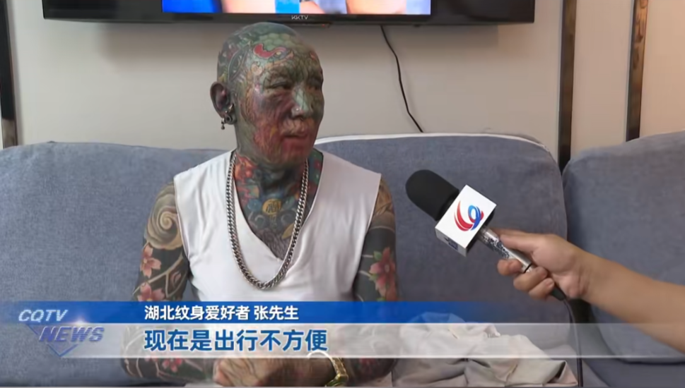 68岁大爷全身重彩纹身，如今肠子悔青：亲友都躲着走，地铁高铁飞机坐不了插图4