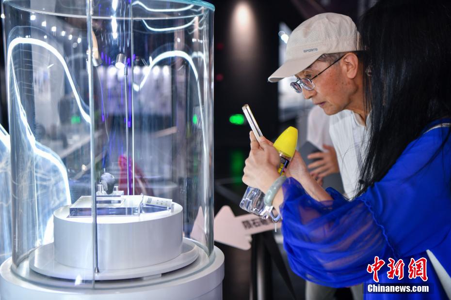 中新社记者 骆云飞 摄 6月10日，展出的新疆目击石陨石吸引参观者。当日，海南文昌极星陨石博物馆内游客络绎不绝。该博物馆以“陨石科学+航天探索”为主题，展出400余件珍贵陨石标本，通过陨石标本展示、陨石演化场景及前沿科技手段，让游客近距离感受陨石的奥秘与宇宙的浩瀚。