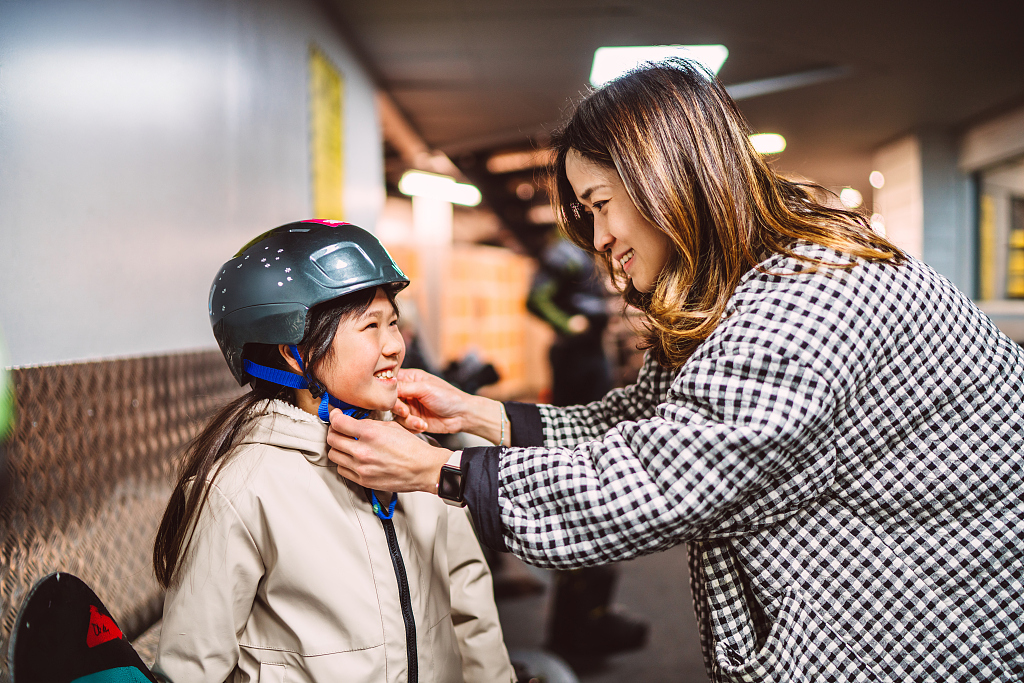 北京延庆：幼儿园开起滑雪课