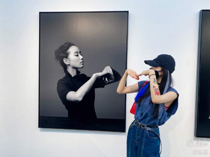 杨幂晒看展九宫格 模仿刘诗诗白宇动作合影