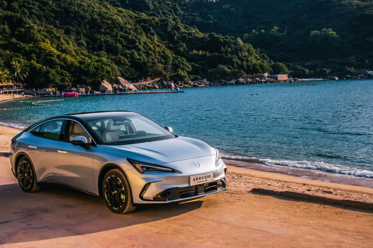 极狐汽车发布全新阿尔法S5