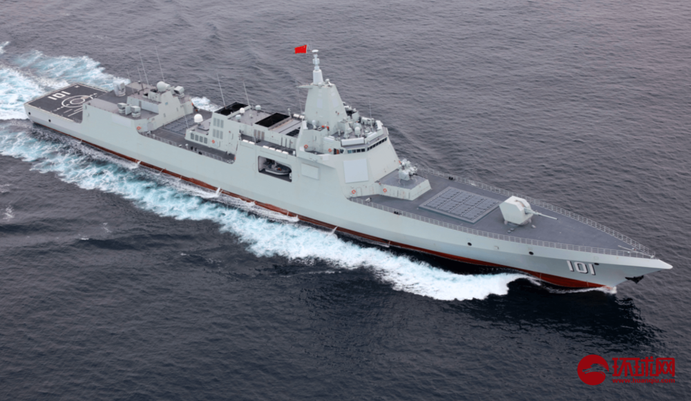 中俄舰艇编队在西太平洋进行联合航渡。