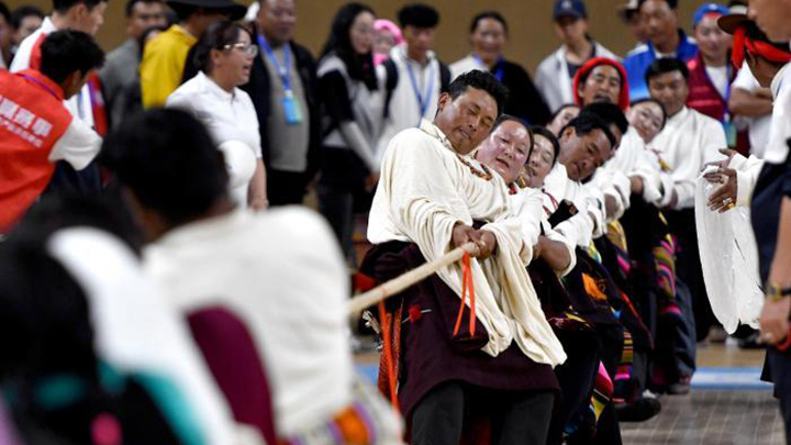 西藏拉萨：农牧民运动会上的拔河比赛