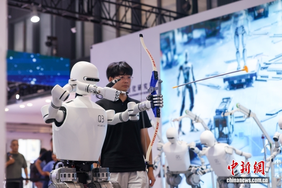 中新社记者 贾天勇 摄 8月11日，2025世界机器人大会继续在北京亦庄举行，展出的各类机器人刮起运动旋风。图为人形机器人展示射箭技能。