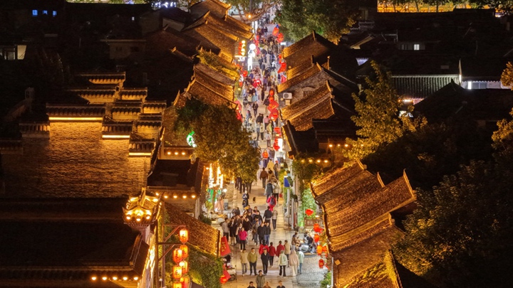 江苏扬州：“夜经济”点亮古街