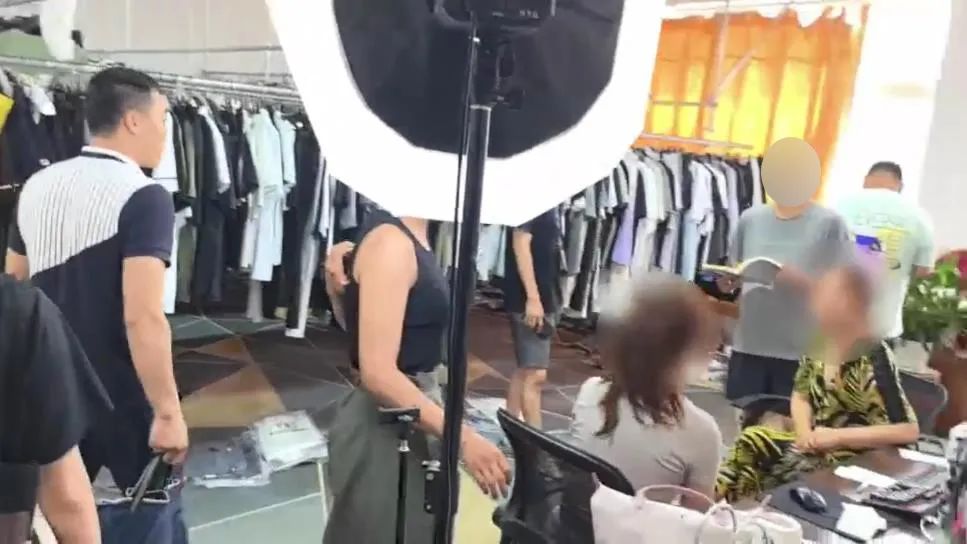 清查行动丨查获假冒品牌服饰 4000 余件！4人被抓插图1