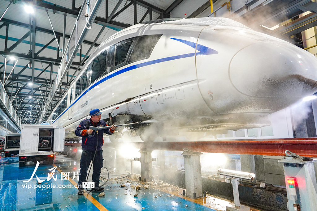 河南郑州：融冰除雪 保障列车安全运行