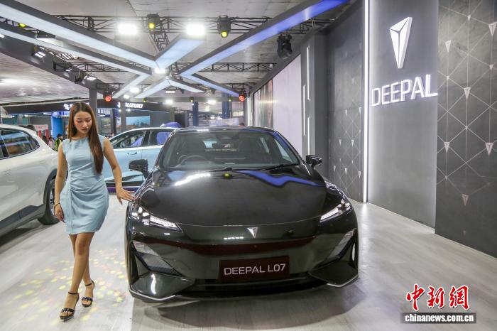 图为现场展出深蓝L07新能源汽车。普拉丹 摄