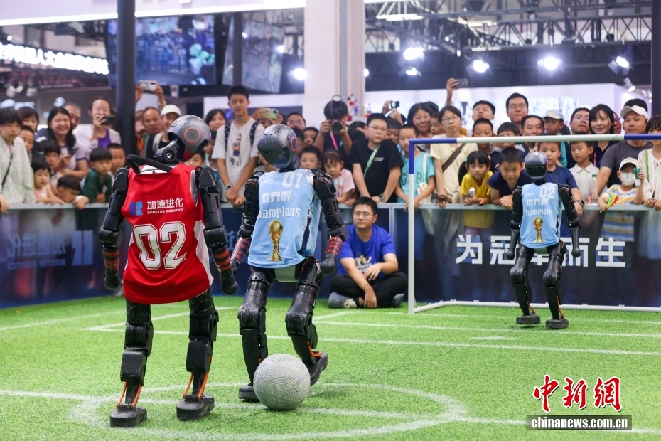 中新社记者 贾天勇 摄 8月11日，2025世界机器人大会继续在北京亦庄举行，展出的各类机器人刮起运动旋风。图为人形机器人足球赛。