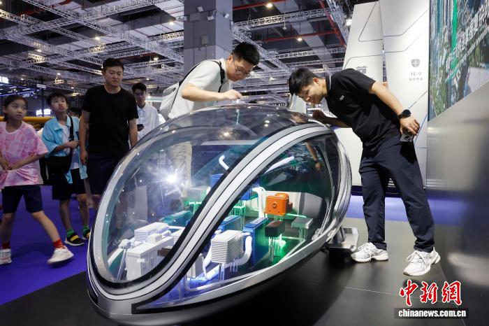 7月23日，观众了解eVTOL(电动垂直起降)航空器航电系统。中新社记者 殷立勤 摄