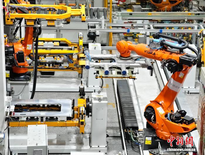 9月20日，江苏南京，智能工厂内机械臂精准操作，数控设备高效运转，不到一分钟便完成车门外框加工。中新社记者 徐珊珊 摄