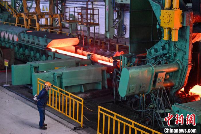 图为一名工人正在鞍钢集团攀钢钒板材厂1450热轧产线热卷箱生产现场巡视。中新社记者 刘忠俊 摄