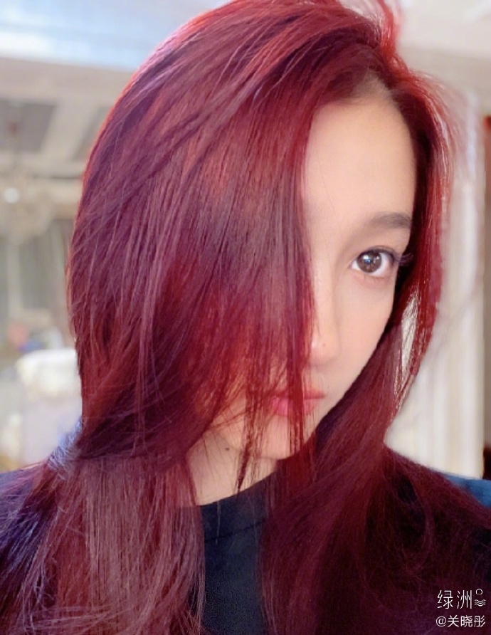 关晓彤晒红发自拍 皮肤白皙状态超好