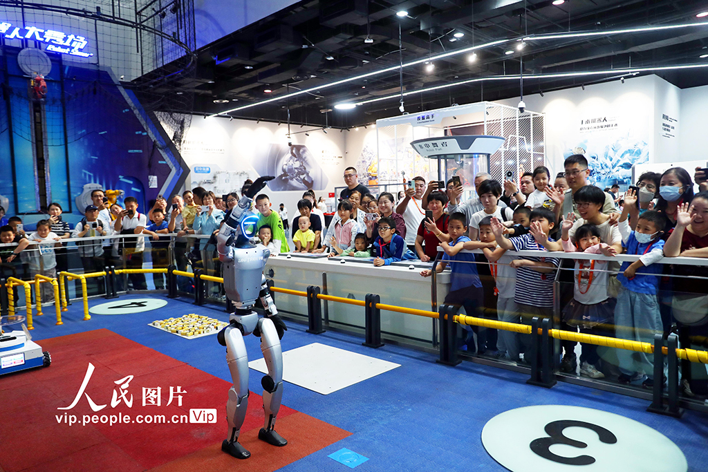 2025年9月21日，游客在位于北京的中国科学技术馆参观，感受科技魅力。张秀科摄（人民图片网）