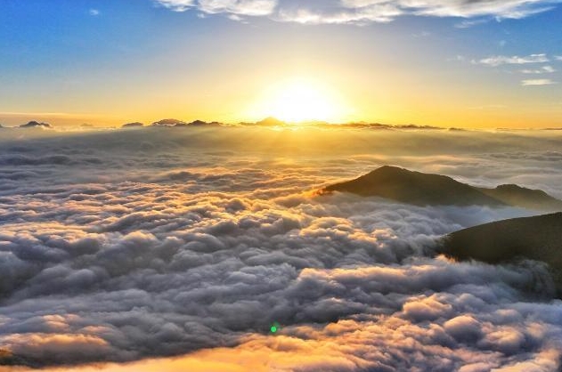 神农架现绝美云海景观 “云瀑布”壮观迷人