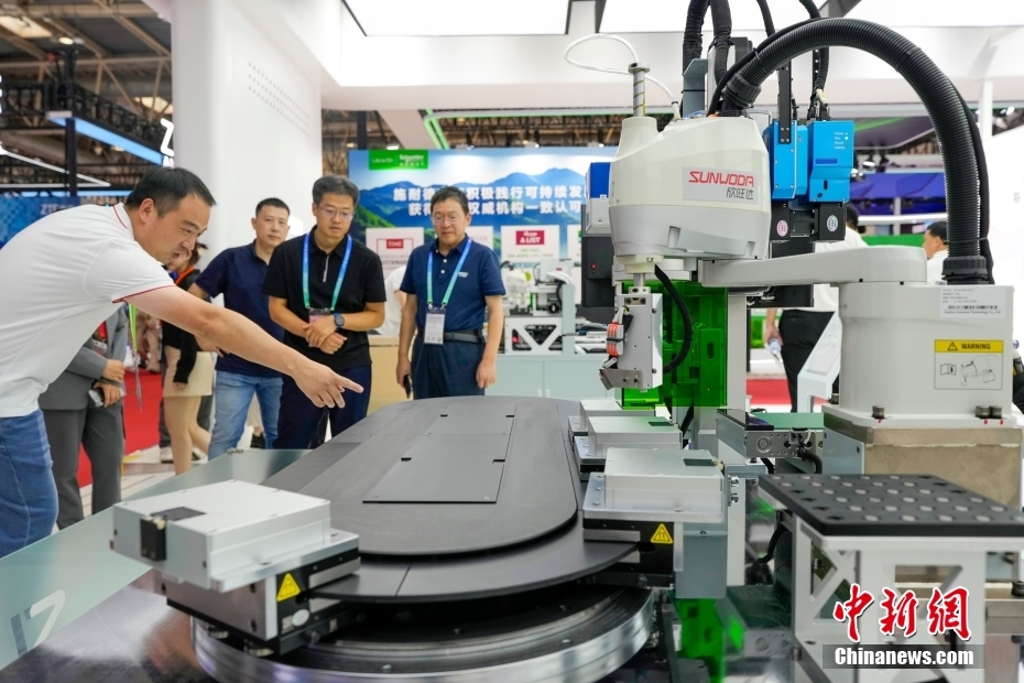 中新社记者 赵文宇 摄 7月16日，第三届中国国际供应链促进博览会在北京开幕。本届链博会设置先进制造链、智能汽车链、绿色农业链、清洁能源链、数字科技链、健康生活链等6大链条和供应链服务展区，共有75个国家和地区，651家企业和机构参展，境外参展商占比达35%。图为在数字科技链展区，欣旺达电池磁悬浮送产线吸引观众。