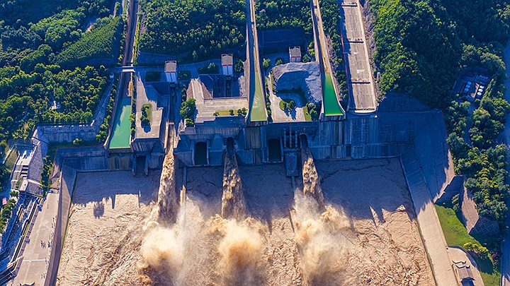 河南济源：小浪底水利枢纽调沙场面壮观