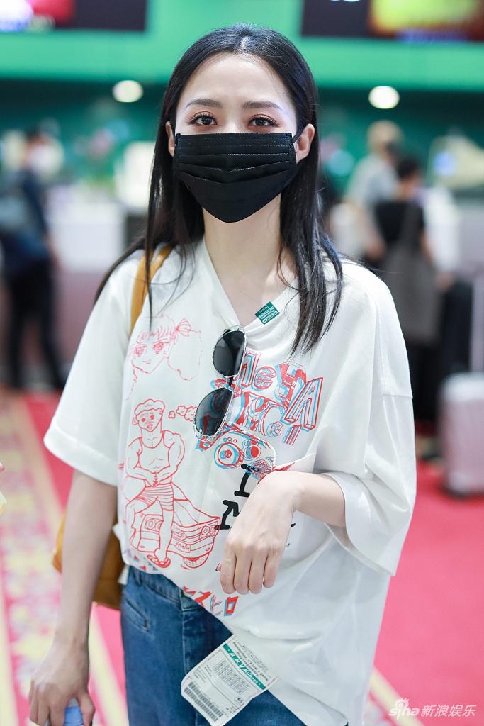 张靓颖穿印花t恤搭阔腿裤时髦眼妆精致眉眼带笑