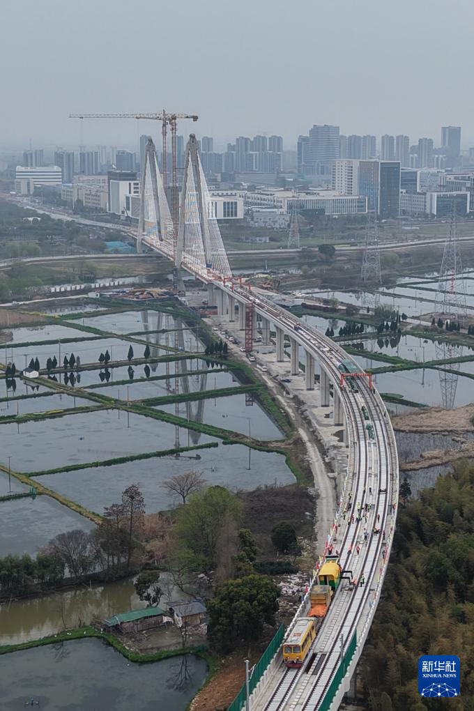 浙江：智能装备“上岗”市域铁路施工