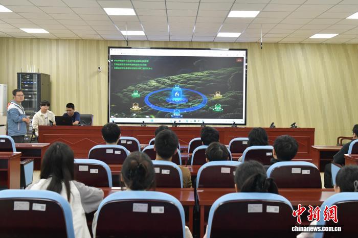 10月15日，安徽合肥，安徽农业大学团队正在演示全球首个茶业大模型——陆羽茶业大模型。中新社记者 储玮玮 摄