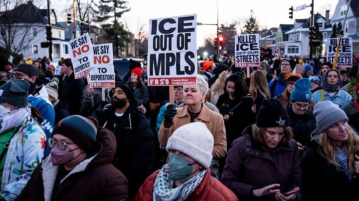 数千民众街头抗议！美移民局特工当街枪杀女子引轩然大波