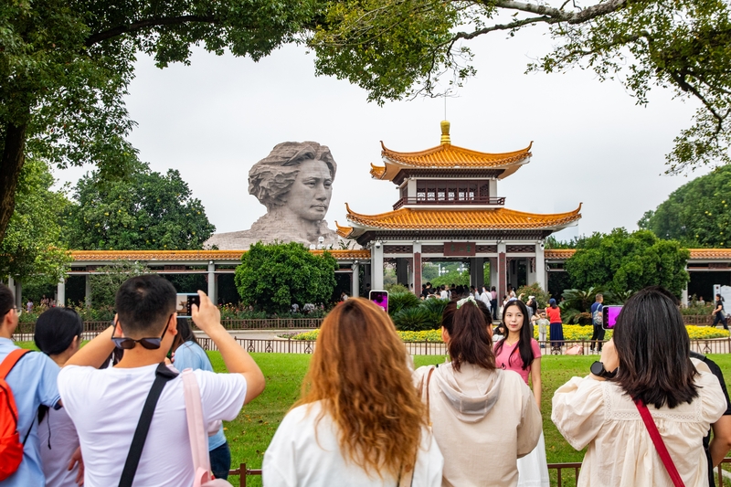 湖南长沙：假期橘子洲头持续“圈粉”