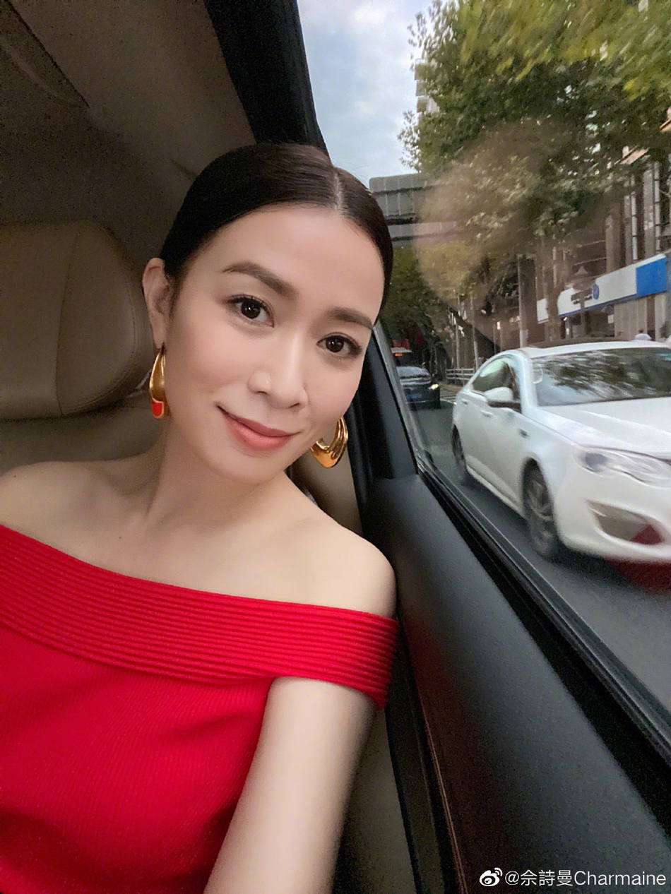 佘诗曼穿红裙秀香肩搭黑色长靴超飒