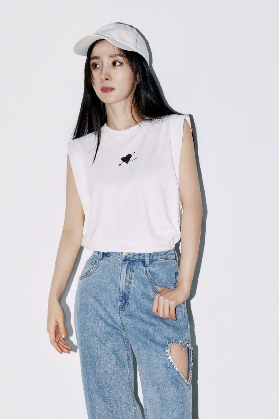 杨幂穿无袖白t 戴棒球帽清爽酷飒