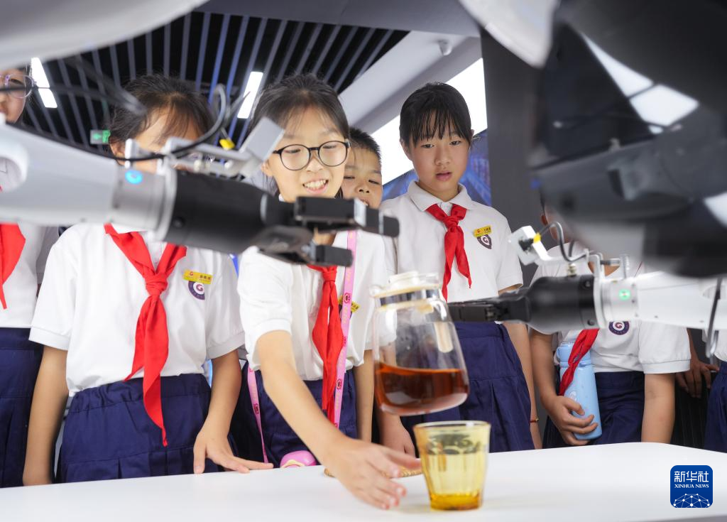 9月23日，前来参观的上虞区阳光小学的学生参与扰动实验，让机器人自己寻找杯子倒茶。 为探索具身智能机器人在工业场景中的应用，位于浙江绍兴上虞区的杭州湾具身智能创新中心根据真实作业流程搭建数据采集场景，开展机器人作业模型训练，为具身智能机器人进入真实生产线积累实操经验。 新华社记者 翁忻旸 摄pagebreak