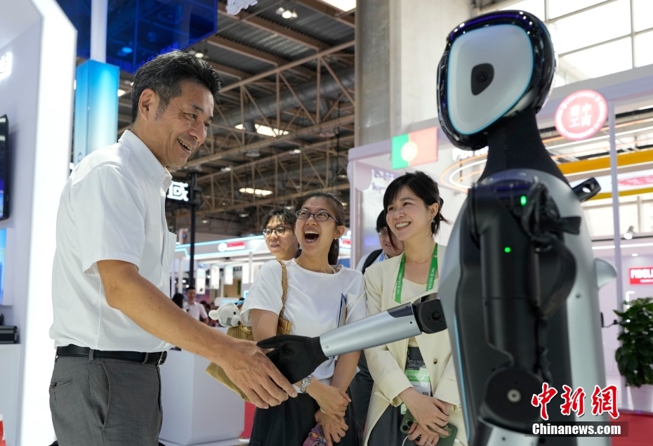 中新社记者 赵文宇 摄 7月16日，第三届中国国际供应链促进博览会在北京开幕。本届链博会设置先进制造链、智能汽车链、绿色农业链、清洁能源链、数字科技链、健康生活链等6大链条和供应链服务展区，共有75个国家和地区，651家企业和机构参展，境外参展商占比达35%。图为在主宾省广东省展台，展出的优必选人形机器人与观众握手。