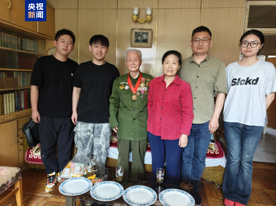 把红色故事传下去 毕业典礼上95岁抗美援朝老兵为“孙子”拨穗插图1