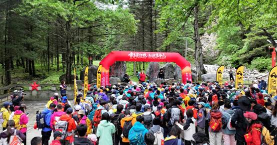 470名徒步者重走长征路“再”越夹金山  用脚步读懂长征万险 用心里感受长征精神