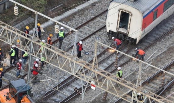 7日上午，韩国铁道公社正在发生列车脱轨事故的永登浦站附近进行铁路修复工作。 图自韩媒
