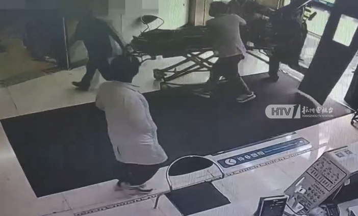 连续2天熬夜做这事！杭州19岁小伙心跳呼吸骤停、呈濒死状态插图
